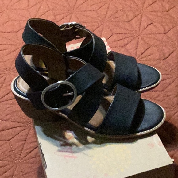 Euro soft black sandals. Size 7M. Man made material in great condition. - Picture 3 of 6